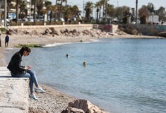 Έρευνα: Οι Έλληνες μείωσαν τη θέρμανση, κάνουν ντους αντί μπάνιο και δεν πάνε διακοπές