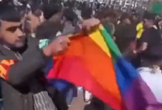 Ντιγιάρμπακιρ: Έσκισαν και ποδοπάτησαν την σημαία του «ουράνιου τόξου» 