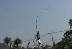 Η στιγμή που τουρίστας κάνει bungee jumping και κόβεται το σχοινί