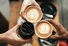 Έρευνα: Η ακρίβεια μειώνει την κατανάλωση καφέ εκτός σπιτιού