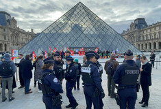 Γαλλία: Διαδηλωτές απέκλεισαν την είσοδο στο μουσείο του Λούβρου- Αντιδράσεις για το συνταξιοδοτικό