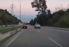 Πάτρα: Η στιγμή που αυτοκίνητο χτυπά στη νησίδα και τουμπάρει