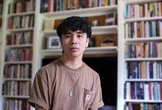 Ο Ocean Vuong στη LiFO: «Ο κόσμος μου είναι τραυματικός, μα ταυτόχρονα είναι υπέροχος»