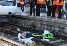 Γαλλία: Νέα σοβαρά επεισόδια-Πέταξαν ομοίωμα του Μακρόν στις ράγες του τρένου 