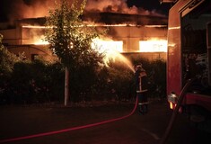 Μεγάλη φωτιά σε εργοστάσιο στο Σχηματάρι