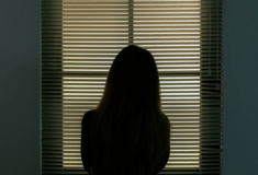 Πέραμα: Ποινική δίωξη και στη μητέρα της 6χρονης για συνέργεια στο βιασμό της