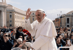 «Είμαι ακόμα ζωντανός»: Ο πάπας Φραγκίσκος πήρε εξιτήριο