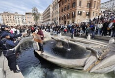Ρώμη: Ακτιβιστές έριξαν μαύρο υγρό στο ιστορικό σιντριβάνι της Πιάτσα ντι Σπάνια