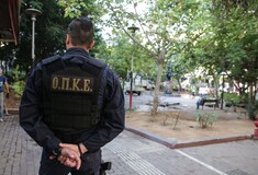 Συνελήφθη γνωστός τράπερ με πιστόλι στο Ίλιον από την ΟΠΚΕ