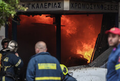Πειραιάς: Μεγάλη φωτιά σε μαγαζί με χρώματα- Διακοπή κυκλοφορίας