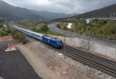 Τέμπη: Η στιγμή που το πρώτο Intercity περνά από το σημείο του δυστυχήματος