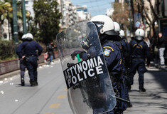 Επεισόδια στην ΑΣΟΕΕ: «Προειδοποίησα πως αν δεν φύγουν, θα πυροβολούσα», είπε ο αστυνομικός