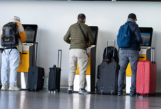 Αεροδρόμιο του Λονδίνου καταργεί το όριο για τη μεταφορά υγρών στις χειραποσκευές