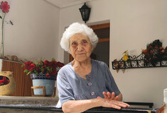 Στους Φούρνους, οι αιωνόβιες γιαγιάδες μαγειρεύουν τη συνταγή της μακροζωίας