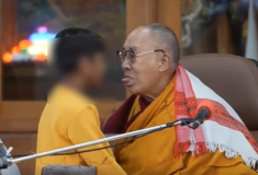 «Ρούφα τη γλώσσα μου»- Συγνώμη από τον Δαλάι Λάμα για την φράση του σε μικρό παιδί