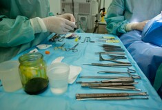 Θεσσαλονίκη: Δύο γιατροί και ένας νοσηλευτής κατηγορούνται ότι ξέχασαν βελόνα στην κοιλιά μιας ασθενούς