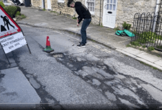 Βρετανία: Παίζουν γκολφ στις λακκούβες του δρόμου τους για να ευαισθητοποιηθούν οι αρχές