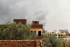 Χάος στο Σουδάν: Τουλάχιστον τρεις νεκροί άμαχοι, ομηρεία σε στρατιωτικές εγκαταστάσεις 