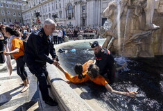 Ακτιβιστές για το κλίμα έριξαν μαύρη μπογιά σε διάσημο συντριβάνι της Ρώμης