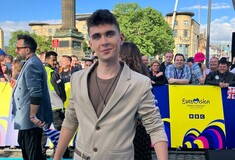 Eurovision 2023: Ο Βίκτωρ Βερνίκος στο τιρκουάζ χαλί- Ποιοι τον συνόδευσαν, τι είπε στις κάμερες