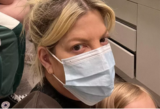 Η Τόρι Σπέλινγκ με τα παιδιά της στο νοσοκομείο- Γιατί είναι όλοι συνεχώς άρρωστοι: «Ξανά εδώ»