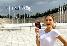 Μαρία Μενούνος: Πήρε ελληνικό διαβατήριο και ποζάρει χαμογελαστή στο Καλλιμάρμαρο