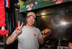 Ταϊλανδέζικο hot - dog, ιταλικά panzerotti και αμερικάνικα sliders: Όσα πρωτότυπα δοκιμάσαμε στο φετινό Athens Street Food Festival