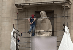 Λονδίνο: Σκαρφάλωσε στη σκαλωσιά με μάσκα Spiderman για να βανδαλίσει άγαλμα
