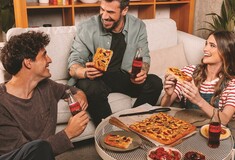 Η Συνταγή της Μαγείας: Η Coca-Cola και ο Άκης Πετρετζίκης, σε προσκαλούν να ζήσεις ξανά το καλύτερο Κυριακάτικο γεύμα της ζωής σου μέσω του νέου διαγωνισμού της Coca-Cola στο Instagram