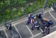Viral το βίντεο με τον άγριο ξυλοδαρμό τρανς γυναίκας από αστυνομικούς στο Μιλάνο