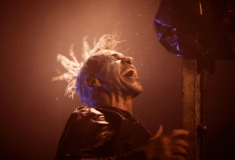 Rammstein: Η στιγμή που ο frontman Till Lindemann πέφτει από τη σκηνή 