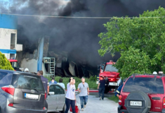 Λάρισα: Μεγάλη φωτιά σε εργοστάσιο με μοκέτες