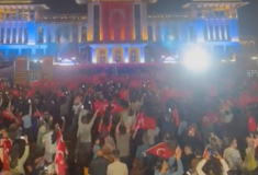 Εκλογές στην Τουρκία: Χιλιάδες περιμένουν τον Ερντογάν στο «Λευκό Σαράι» στην Άγκυρα