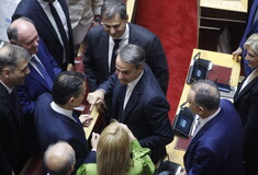 Εκλογές 2023: Τα «πηγαδάκια», οι «όρθιοι» βουλευτές του ΠΑΣΟΚ και οι selfies στην ορκωμοσία της Βουλής