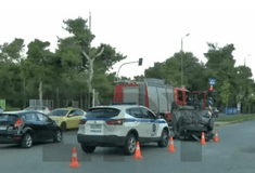 Τροχαίο στη λεωφόρο Μαραθώνος: Αυτοκίνητο χτύπησε σε καφάο και ανετράπη-Το βίντεο της σύγκρουσης 