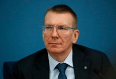 Ο πρώτος ανοιχτά ομοφυλόφιλος πρόεδρος στην Ευρώπη εκλέχτηκε στην Λετονία 