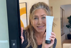 Gray hair, don't care: Η Τζένιφερ Άνιστον με γκρίζα μαλλιά και οι φανς παραληρούν