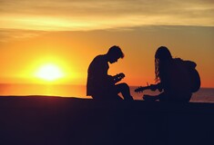 H ΑΜΣΤΕΛ στηρίζει νέους μουσικούς με τη διασκευή του εμβληματικού «Ζεϊμπέκικου»