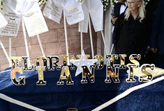 Γιάννης Φλωρινιώτης: Συγκίνηση στην κηδεία- Τον αποχαιρέτισαν με το «Πειράζει που είσαι μεγάλη φίρμα»