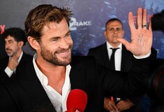 Κρις Χέμσγουορθ: Πιάστηκε με «σκονάκι» στο χέρι - Η χιουμοριστική απάντησή του