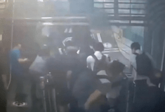 Νότια Κορέα: Η στιγμή που κυλιόμενη σκάλα, γεμάτη κόσμο, αλλάζει ξαφνικά κατεύθυνση