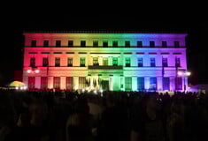Athens Pride 2023: Στα χρώμα του ουράνιου τόξου το δημαρχείο στην πλατεία Κοτζιά