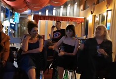 Ο Γιάννης Αγγελάκας τραγούδησε σε συνεταιριστικό καφενείο Ρομά- Δεν το θέλει η γειτονιά