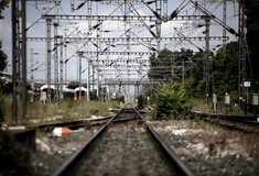 Τρίκαλα: Συνέλαβαν ηλικιωμένη που έκοβε τη σήτα σε γραμμές του ΟΣΕ για να περάσει απέναντι