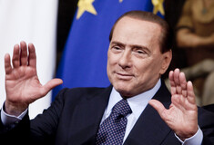 Μπερλουσκόνι: Ο «Καβαλιέρε» που στιγμάτισε την πολιτική σκηνή της Ιταλίας για 30 χρόνια 