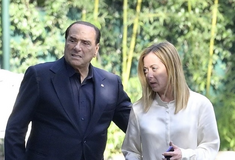 Πώς η Μελόνι μπορεί να οφεληθεί πολιτικά από τον θάνατο Μπερλουσκόνι 