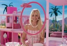Η Margot Robbie μας ξεναγεί στο ονειρεμένο σπίτι της Barbie