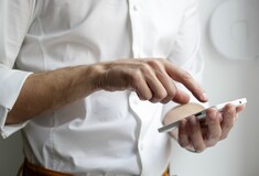 Guardian: «Τσουνάμι» από απάτες σε Facebook, Instagram και WhatsApp