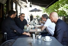 Θεσσαλονίκη: Μητσοτάκης, Ρέμος και Τσαπατάκης ήπιαν καφέ στο κέντρο της πόλης
