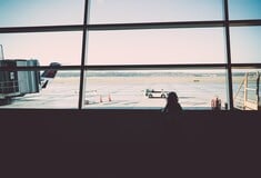Παράτησε την 8χρονη εγγονή της στο αεροδρόμιο, για να προλάβει την πτήση της
